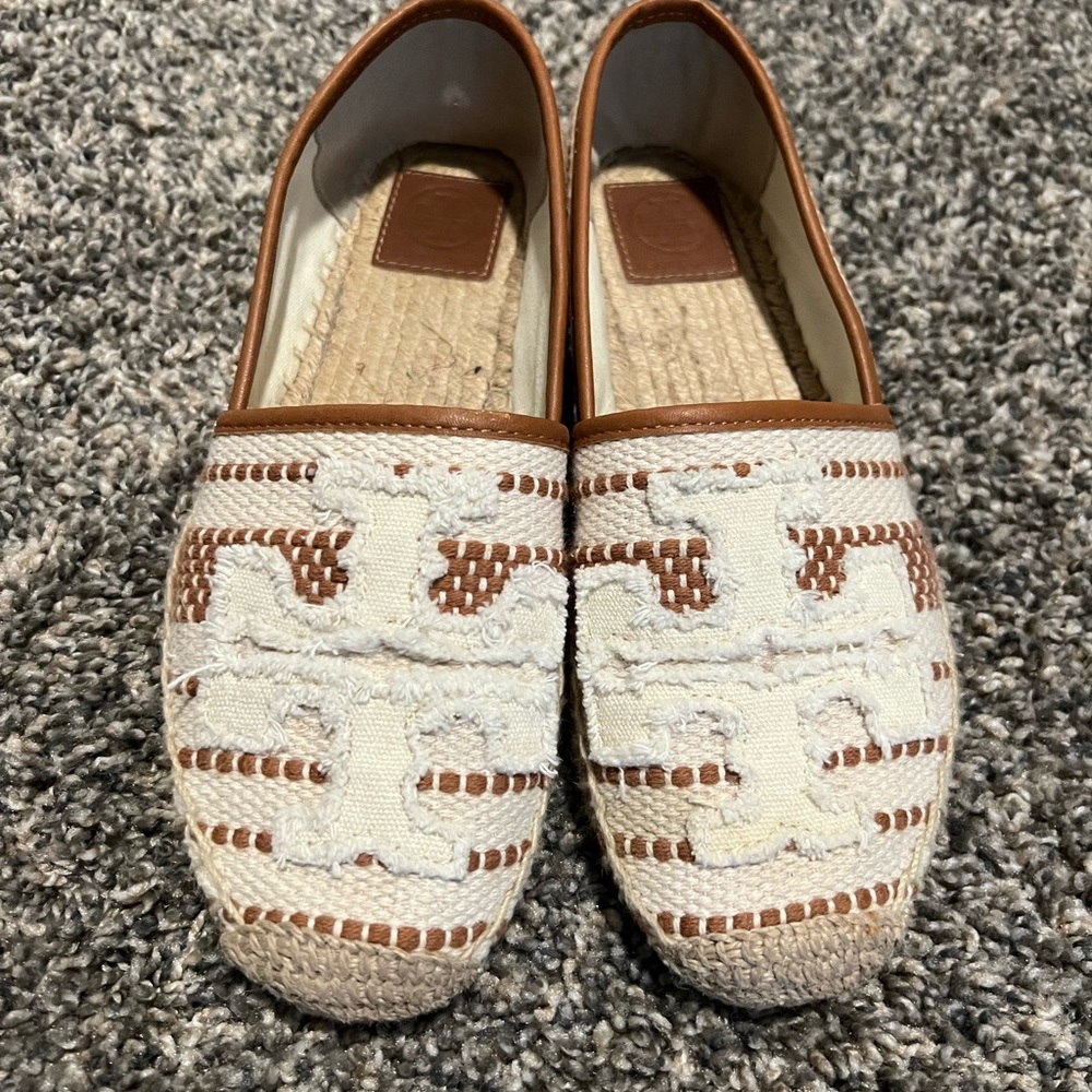 Tory burch. Size 8. Camel with white